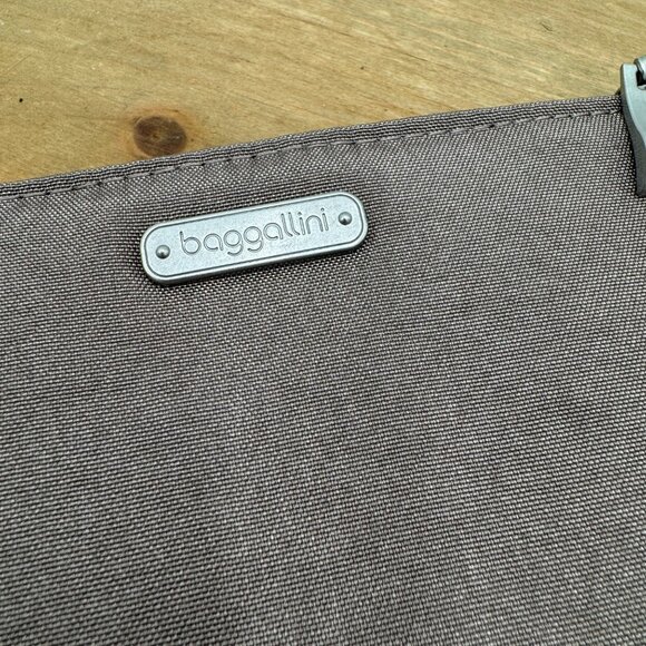 Baggallini RFID Wristlet Purse Wallet Gray Neutral Minimalist Travel read - Picture 2 of 10